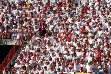 Público asistente a la Plaza de Toros de Pamplona durante la quinta corrida de la Feria del Toro 2019 con la ganadería de Victoriano del Río para los diestros El Juli, Antonio Ferrera y Pablo Aguado