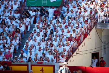 Público asistente a la Plaza de Toros de Pamplona durante la quinta corrida de la Feria del Toro 2019 con la ganadería de Victoriano del Río para los diestros El Juli, Antonio Ferrera y Pablo Aguado