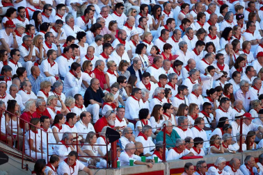 Público asistente a la Plaza de Toros de Pamplona durante la quinta corrida de la Feria del Toro 2019 con la ganadería de Victoriano del Río para los diestros El Juli, Antonio Ferrera y Pablo Aguado