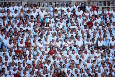 Público asistente a la Plaza de Toros de Pamplona durante la quinta corrida de la Feria del Toro 2019 con la ganadería de Victoriano del Río para los diestros El Juli, Antonio Ferrera y Pablo Aguado