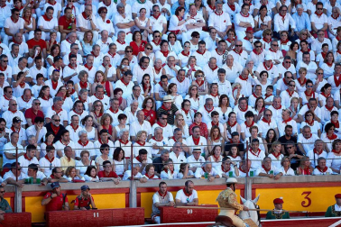 Público asistente a la Plaza de Toros de Pamplona durante la quinta corrida de la Feria del Toro 2019 con la ganadería de Victoriano del Río para los diestros El Juli, Antonio Ferrera y Pablo Aguado
