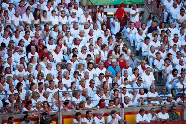 Público asistente a la Plaza de Toros de Pamplona durante la quinta corrida de la Feria del Toro 2019 con la ganadería de Victoriano del Río para los diestros El Juli, Antonio Ferrera y Pablo Aguado