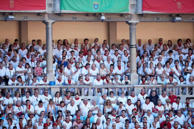 Público asistente a la Plaza de Toros de Pamplona durante la quinta corrida de la Feria del Toro 2019 con la ganadería de Victoriano del Río para los diestros El Juli, Antonio Ferrera y Pablo Aguado