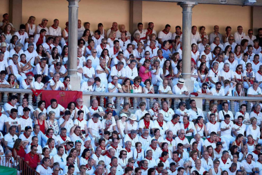 Público asistente a la Plaza de Toros de Pamplona durante la quinta corrida de la Feria del Toro 2019 con la ganadería de Victoriano del Río para los diestros El Juli, Antonio Ferrera y Pablo Aguado