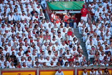 Público asistente a la Plaza de Toros de Pamplona durante la quinta corrida de la Feria del Toro 2019 con la ganadería de Victoriano del Río para los diestros El Juli, Antonio Ferrera y Pablo Aguado