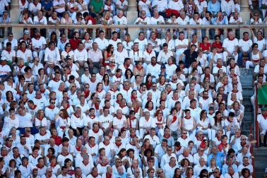 Público asistente a la Plaza de Toros de Pamplona durante la quinta corrida de la Feria del Toro 2019 con la ganadería de Victoriano del Río para los diestros El Juli, Antonio Ferrera y Pablo Aguado