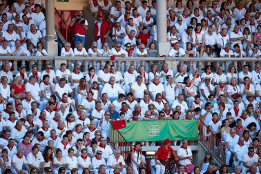 Público asistente a la Plaza de Toros de Pamplona durante la quinta corrida de la Feria del Toro 2019 con la ganadería de Victoriano del Río para los diestros El Juli, Antonio Ferrera y Pablo Aguado