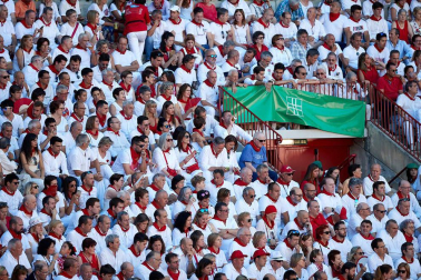 Público asistente a la Plaza de Toros de Pamplona durante la quinta corrida de la Feria del Toro 2019 con la ganadería de Victoriano del Río para los diestros El Juli, Antonio Ferrera y Pablo Aguado