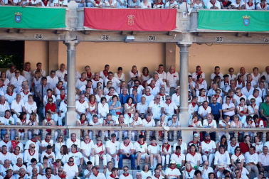 Público asistente a la Plaza de Toros de Pamplona durante la quinta corrida de la Feria del Toro 2019 con la ganadería de Victoriano del Río para los diestros El Juli, Antonio Ferrera y Pablo Aguado