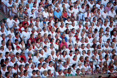 Público asistente a la Plaza de Toros de Pamplona durante la quinta corrida de la Feria del Toro 2019 con la ganadería de Victoriano del Río para los diestros El Juli, Antonio Ferrera y Pablo Aguado