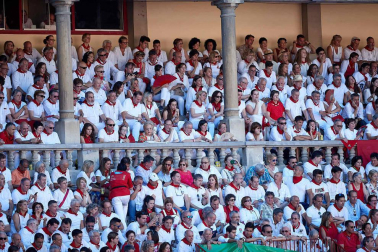 Público asistente a la Plaza de Toros de Pamplona durante la quinta corrida de la Feria del Toro 2019 con la ganadería de Victoriano del Río para los diestros El Juli, Antonio Ferrera y Pablo Aguado