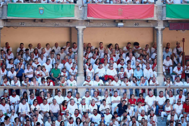 Público asistente a la Plaza de Toros de Pamplona durante la quinta corrida de la Feria del Toro 2019 con la ganadería de Victoriano del Río para los diestros El Juli, Antonio Ferrera y Pablo Aguado
