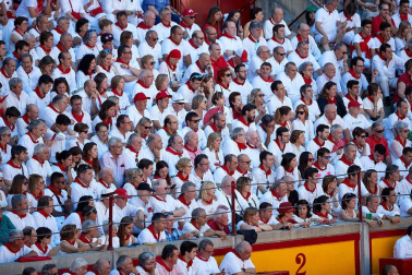 Público asistente a la Plaza de Toros de Pamplona durante la quinta corrida de la Feria del Toro 2019 con la ganadería de Victoriano del Río para los diestros El Juli, Antonio Ferrera y Pablo Aguado