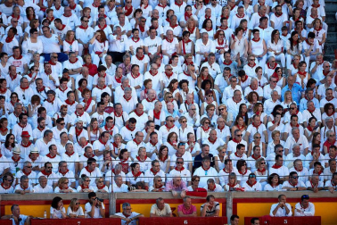 Público asistente a la Plaza de Toros de Pamplona durante la quinta corrida de la Feria del Toro 2019 con la ganadería de Victoriano del Río para los diestros El Juli, Antonio Ferrera y Pablo Aguado