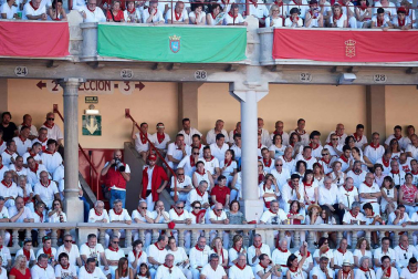 Público asistente a la Plaza de Toros de Pamplona durante la quinta corrida de la Feria del Toro 2019 con la ganadería de Victoriano del Río para los diestros El Juli, Antonio Ferrera y Pablo Aguado