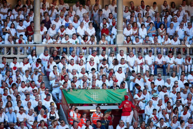 Público asistente a la Plaza de Toros de Pamplona durante la quinta corrida de la Feria del Toro 2019 con la ganadería de Victoriano del Río para los diestros El Juli, Antonio Ferrera y Pablo Aguado