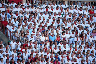 Público asistente a la Plaza de Toros de Pamplona durante la quinta corrida de la Feria del Toro 2019 con la ganadería de Victoriano del Río para los diestros El Juli, Antonio Ferrera y Pablo Aguado