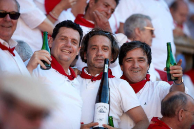 Público asistente a la Plaza de Toros de Pamplona durante la quinta corrida de la Feria del Toro 2019 con la ganadería de Victoriano del Río para los diestros El Juli, Antonio Ferrera y Pablo Aguado