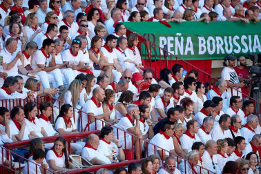 Público asistente a la Plaza de Toros de Pamplona durante la quinta corrida de la Feria del Toro 2019 con la ganadería de Victoriano del Río para los diestros El Juli, Antonio Ferrera y Pablo Aguado
