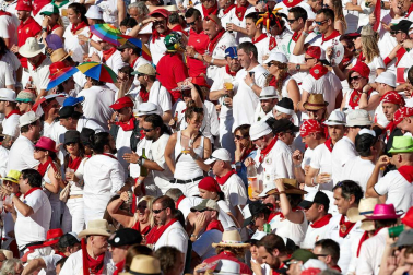 Público asistente a la Plaza de Toros de Pamplona durante la quinta corrida de la Feria del Toro 2019 con la ganadería de Victoriano del Río para los diestros El Juli, Antonio Ferrera y Pablo Aguado