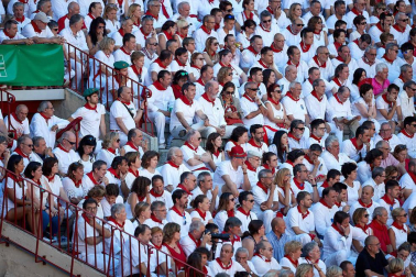 Público asistente a la Plaza de Toros de Pamplona durante la quinta corrida de la Feria del Toro 2019 con la ganadería de Victoriano del Río para los diestros El Juli, Antonio Ferrera y Pablo Aguado