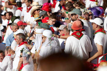 Público asistente a la Plaza de Toros de Pamplona durante la quinta corrida de la Feria del Toro 2019 con la ganadería de Victoriano del Río para los diestros El Juli, Antonio Ferrera y Pablo Aguado