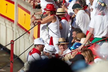 Público asistente a la Plaza de Toros de Pamplona durante la quinta corrida de la Feria del Toro 2019 con la ganadería de Victoriano del Río para los diestros El Juli, Antonio Ferrera y Pablo Aguado