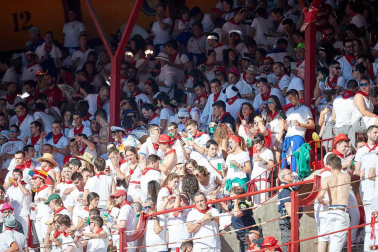 Público asistente a la Plaza de Toros de Pamplona durante la quinta corrida de la Feria del Toro 2019 con la ganadería de Victoriano del Río para los diestros El Juli, Antonio Ferrera y Pablo Aguado