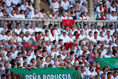 Público asistente a la Plaza de Toros de Pamplona durante la quinta corrida de la Feria del Toro 2019 con la ganadería de Victoriano del Río para los diestros El Juli, Antonio Ferrera y Pablo Aguado