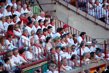 Público asistente a la Plaza de Toros de Pamplona durante la quinta corrida de la Feria del Toro 2019 con la ganadería de Victoriano del Río para los diestros El Juli, Antonio Ferrera y Pablo Aguado
