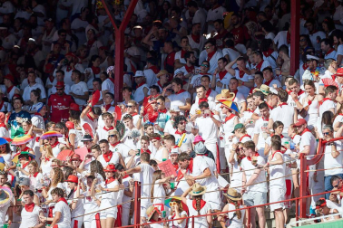 Público asistente a la Plaza de Toros de Pamplona durante la quinta corrida de la Feria del Toro 2019 con la ganadería de Victoriano del Río para los diestros El Juli, Antonio Ferrera y Pablo Aguado