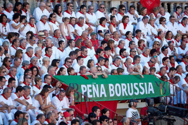 Público asistente a la Plaza de Toros de Pamplona durante la quinta corrida de la Feria del Toro 2019 con la ganadería de Victoriano del Río para los diestros El Juli, Antonio Ferrera y Pablo Aguado