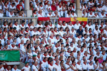 Público asistente a la Plaza de Toros de Pamplona durante la quinta corrida de la Feria del Toro 2019 con la ganadería de Victoriano del Río para los diestros El Juli, Antonio Ferrera y Pablo Aguado