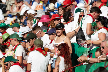 Público asistente a la Plaza de Toros de Pamplona durante la quinta corrida de la Feria del Toro 2019 con la ganadería de Victoriano del Río para los diestros El Juli, Antonio Ferrera y Pablo Aguado