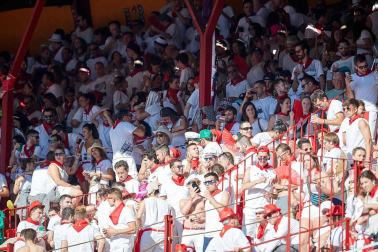 Público asistente a la Plaza de Toros de Pamplona durante la quinta corrida de la Feria del Toro 2019 con la ganadería de Victoriano del Río para los diestros El Juli, Antonio Ferrera y Pablo Aguado