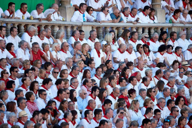 Público asistente a la Plaza de Toros de Pamplona durante la quinta corrida de la Feria del Toro 2019 con la ganadería de Victoriano del Río para los diestros El Juli, Antonio Ferrera y Pablo Aguado