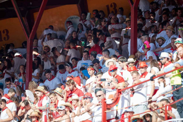 Público asistente a la Plaza de Toros de Pamplona durante la quinta corrida de la Feria del Toro 2019 con la ganadería de Victoriano del Río para los diestros El Juli, Antonio Ferrera y Pablo Aguado