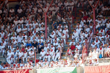 Público asistente a la Plaza de Toros de Pamplona durante la quinta corrida de la Feria del Toro 2019 con la ganadería de Victoriano del Río para los diestros El Juli, Antonio Ferrera y Pablo Aguado