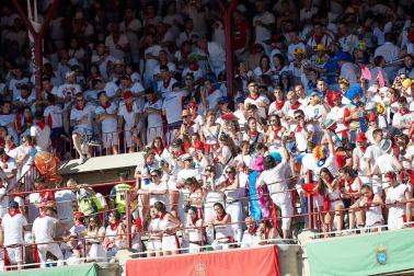 Público asistente a la Plaza de Toros de Pamplona durante la quinta corrida de la Feria del Toro 2019 con la ganadería de Victoriano del Río para los diestros El Juli, Antonio Ferrera y Pablo Aguado