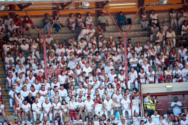 Público asistente a la Plaza de Toros de Pamplona durante la quinta corrida de la Feria del Toro 2019 con la ganadería de Victoriano del Río para los diestros El Juli, Antonio Ferrera y Pablo Aguado