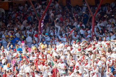 Público asistente a la Plaza de Toros de Pamplona durante la quinta corrida de la Feria del Toro 2019 con la ganadería de Victoriano del Río para los diestros El Juli, Antonio Ferrera y Pablo Aguado