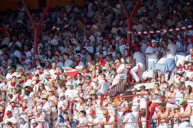 Público asistente a la Plaza de Toros de Pamplona durante la quinta corrida de la Feria del Toro 2019 con la ganadería de Victoriano del Río para los diestros El Juli, Antonio Ferrera y Pablo Aguado