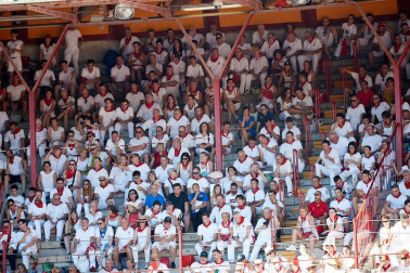Público asistente a la Plaza de Toros de Pamplona durante la quinta corrida de la Feria del Toro 2019 con la ganadería de Victoriano del Río para los diestros El Juli, Antonio Ferrera y Pablo Aguado