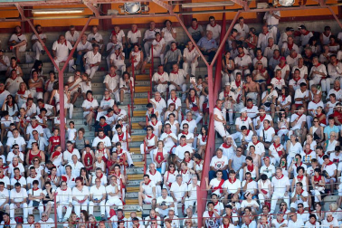 Público asistente a la Plaza de Toros de Pamplona durante la quinta corrida de la Feria del Toro 2019 con la ganadería de Victoriano del Río para los diestros El Juli, Antonio Ferrera y Pablo Aguado