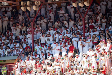 Público asistente a la Plaza de Toros de Pamplona durante la quinta corrida de la Feria del Toro 2019 con la ganadería de Victoriano del Río para los diestros El Juli, Antonio Ferrera y Pablo Aguado