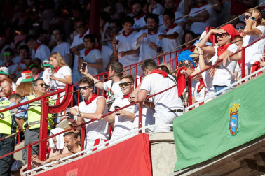 Público asistente a la Plaza de Toros de Pamplona durante la quinta corrida de la Feria del Toro 2019 con la ganadería de Victoriano del Río para los diestros El Juli, Antonio Ferrera y Pablo Aguado