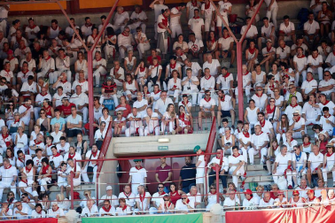 Público asistente a la Plaza de Toros de Pamplona durante la quinta corrida de la Feria del Toro 2019 con la ganadería de Victoriano del Río para los diestros El Juli, Antonio Ferrera y Pablo Aguado