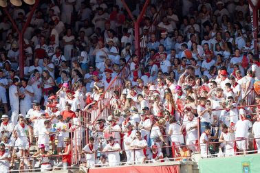 Público asistente a la Plaza de Toros de Pamplona durante la quinta corrida de la Feria del Toro 2019 con la ganadería de Victoriano del Río para los diestros El Juli, Antonio Ferrera y Pablo Aguado