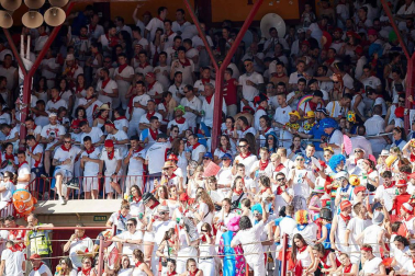Público asistente a la Plaza de Toros de Pamplona durante la quinta corrida de la Feria del Toro 2019 con la ganadería de Victoriano del Río para los diestros El Juli, Antonio Ferrera y Pablo Aguado