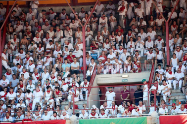 Público asistente a la Plaza de Toros de Pamplona durante la quinta corrida de la Feria del Toro 2019 con la ganadería de Victoriano del Río para los diestros El Juli, Antonio Ferrera y Pablo Aguado